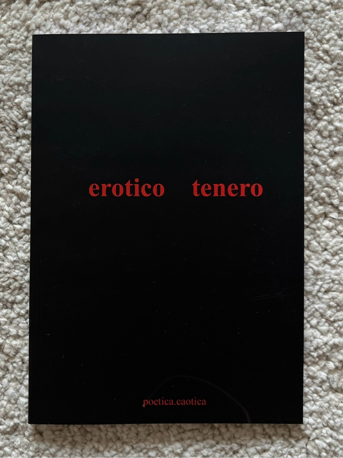 Copertina nera con scritta rossa erotico tenero