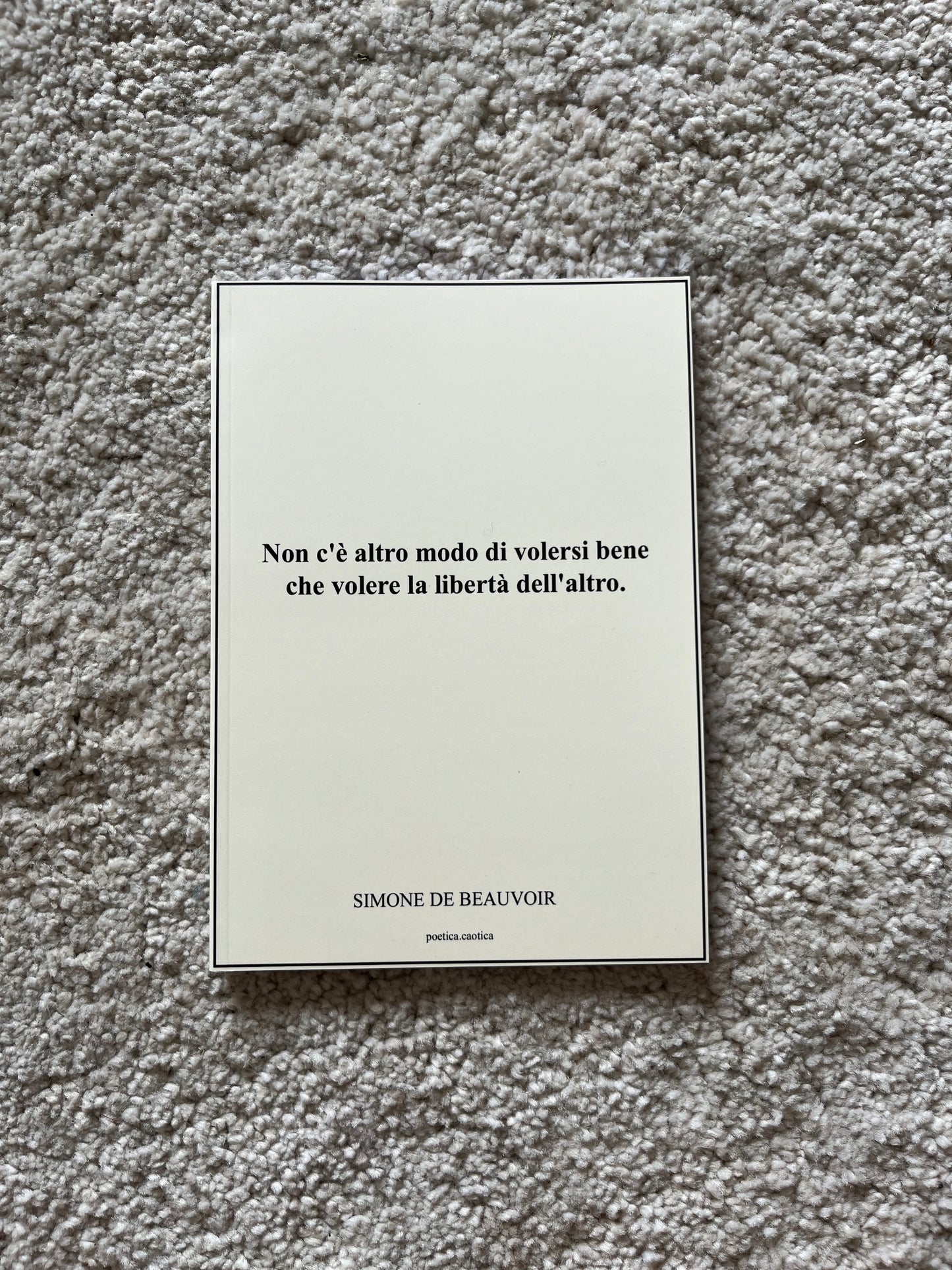 Quaderno avorio con citazione di Simone de beauvoir “non c’è altro modo di volersi bene che volere la libertà dell’altro”, 50 pagine bianche all’interno per dare sfogo alla vostra fantasia. 