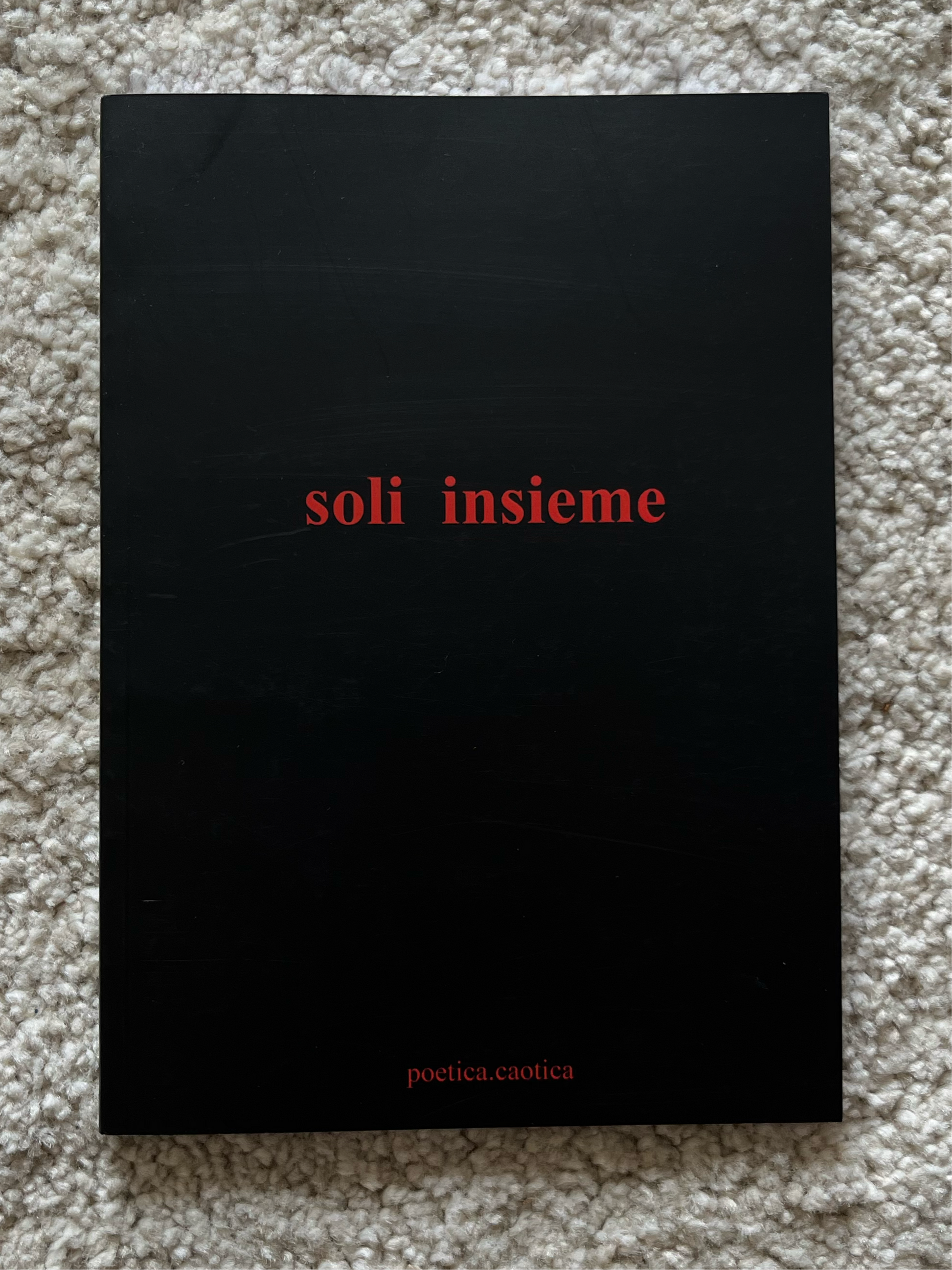 Copertina nera con scritta rossa soli insieme