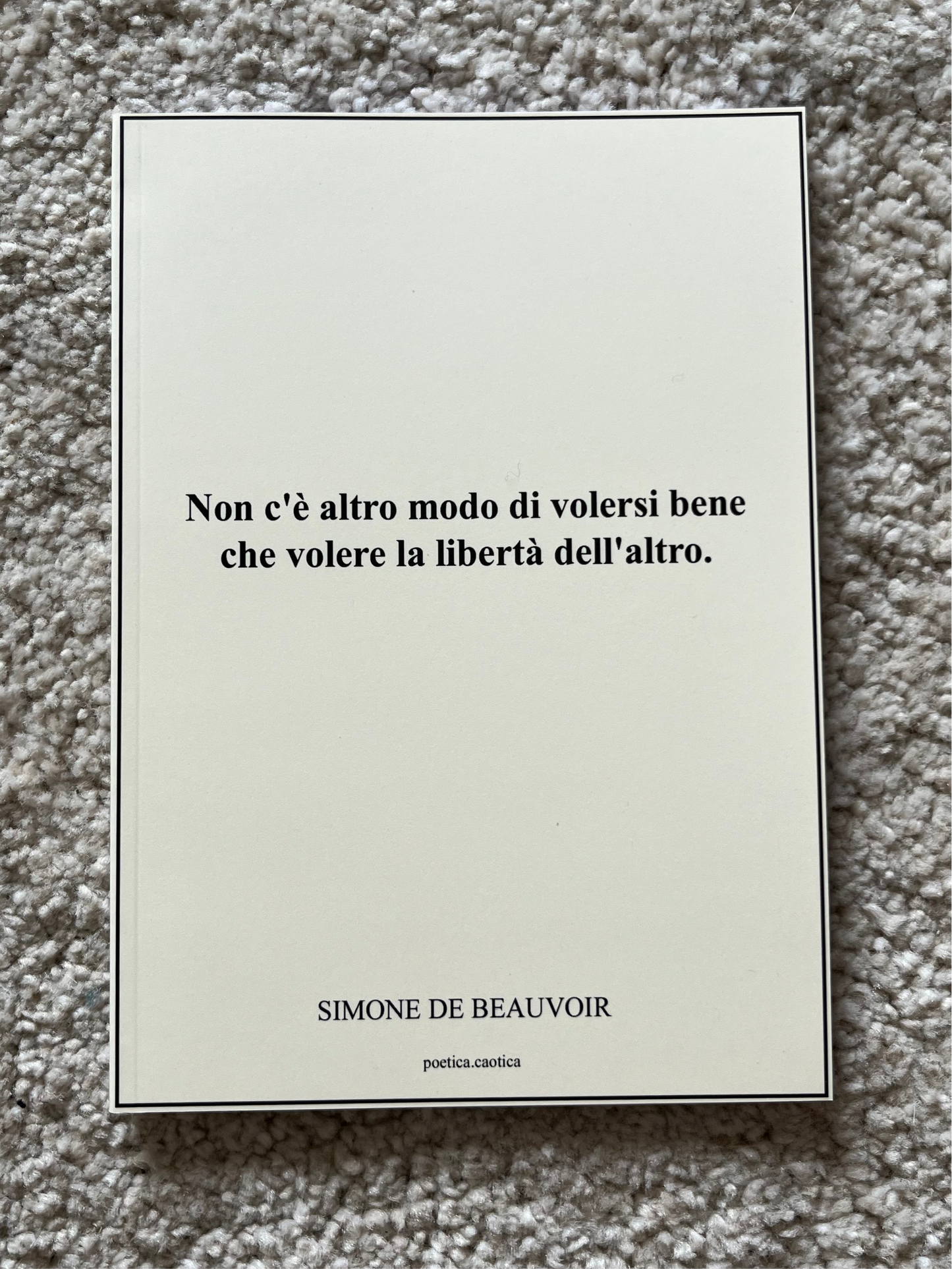 Copertina avorio del Quadernino con citazione “non c’è altro modo di volersi bene che volere la libertà dell’altro” di Simone de beauvoir