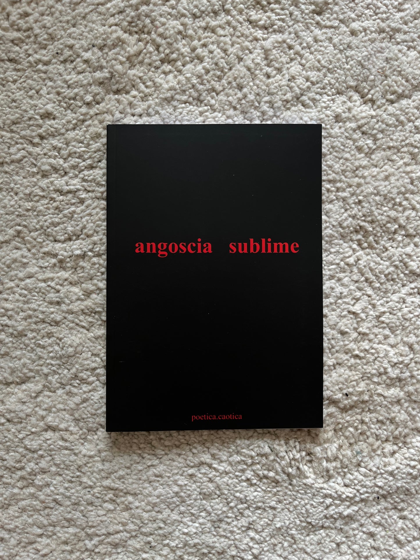 Quaderno nero con scritta rossa angoscia sublime, all’interno pagine bianche per scrivere i vostri pensieri o disegnare e dare sfogo alla vostra fantasia